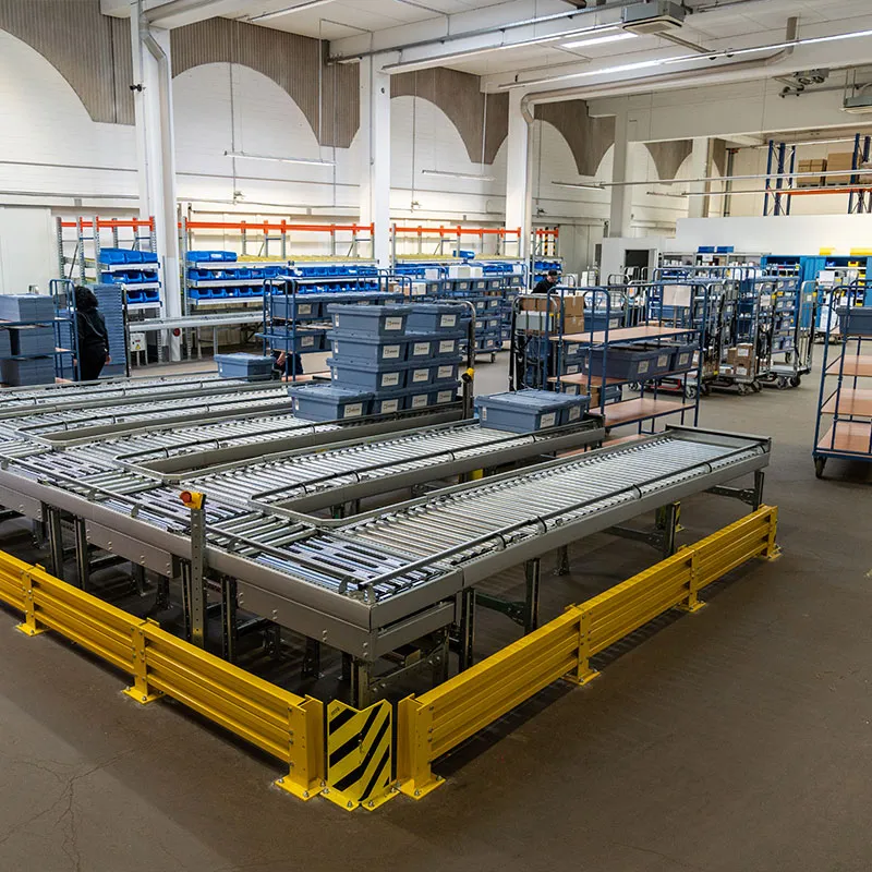 Förderbänder und Transportboxen im antares-Logistikzentrum