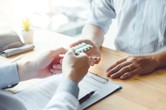 Apothekerin erklärt die Einnahme von Tabletten