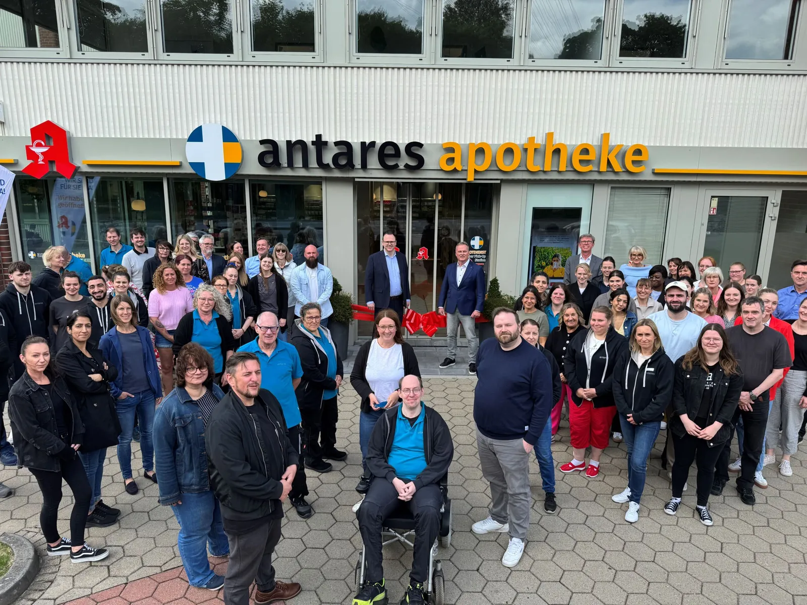 Das gesamte antares-Team bei der Übergabe vor der Apotheke in Hamburg-Jenfeld