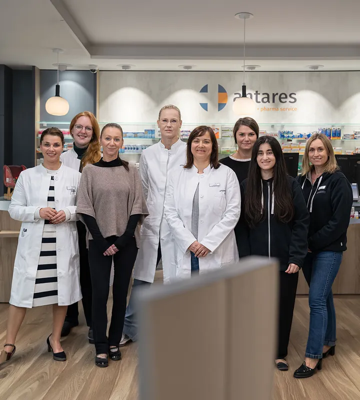 Das Team der antares Apotheke in Hamburg-Jenfeld vor dem Verkaufstresen