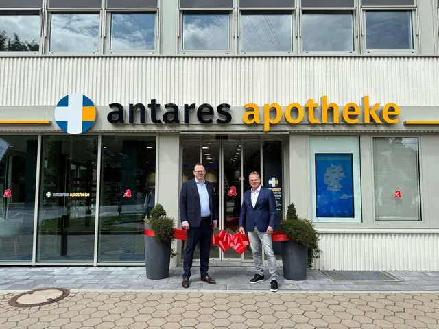 Lennart und Thomas Hintz bei der Übergabe vor der antares Apotheke in Jenfeld