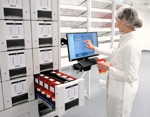 Pharmazeutin am Verblisterungsautomaten der antares Apotheke